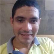 profesor de ingles que imparte clases a niños de todas las edades